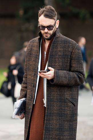 Come indossare e abbinare una sciarpa per un uomo di 30 anni in primavera 2025 in modo smart-casual: Indossa un soprabito scozzese marrone con una sciarpa per una sensazione di semplicità e spensieratezza. Con questo look primaverile non si può mai sbagliare, garantito.
