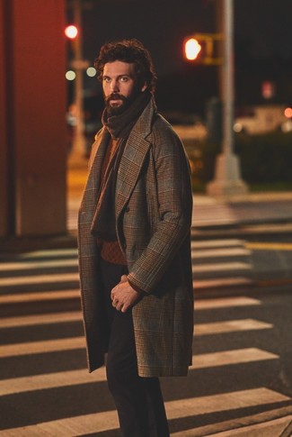 Come indossare e abbinare una sciarpa marrone in modo smart-casual: Per un outfit della massima comodità, prova ad abbinare un soprabito scozzese marrone con una sciarpa marrone.