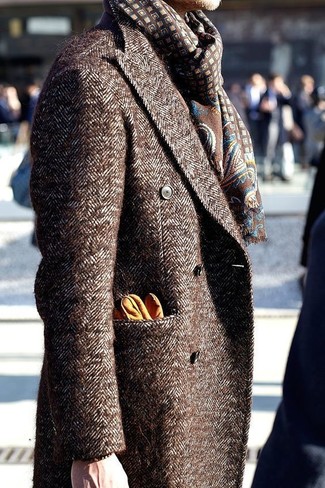 Come indossare e abbinare una sciarpa marrone per un uomo di 30 anni quando fa freddo: Potresti indossare un soprabito marrone e una sciarpa marrone per una sensazione di semplicità e spensieratezza.