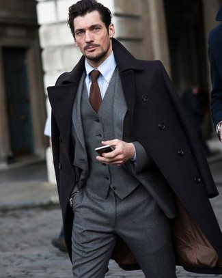 Look di David Gandy: Soprabito nero, Abito a tre pezzi grigio, Camicia elegante azzurra, Cravatta lavorata a maglia marrone