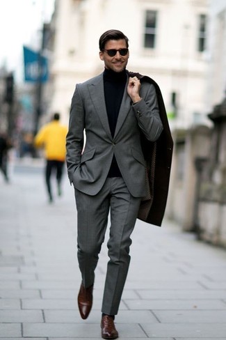 Come indossare e abbinare un abito con scarpe oxford quando fa freddo: Mostra il tuo stile in un abito con un soprabito nero per essere sofisticato e di classe. Rifinisci questo look con un paio di scarpe oxford.