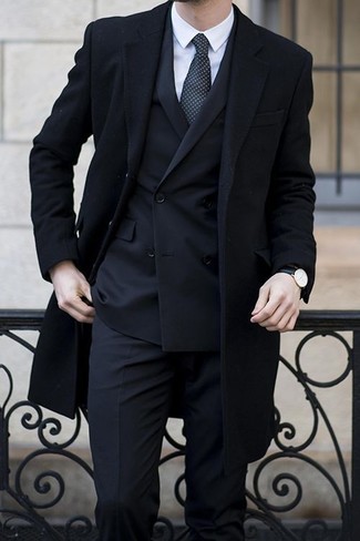 Come indossare e abbinare una cravatta a pois nera quando fa freddo: Potresti indossare un soprabito nero e una cravatta a pois nera per un look elegante e alla moda.