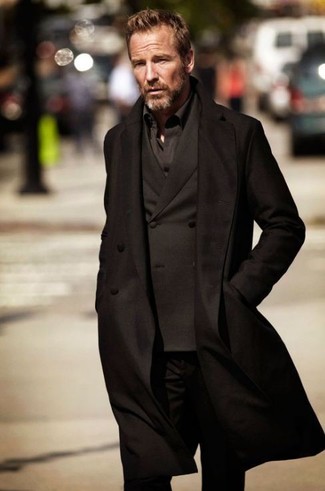 Quale blazer indossare con un soprabito nero per un uomo di 40 anni in autunno 2024: Vestiti con un soprabito nero e un blazer per un look elegante e di classe. Ecco un look autunnale ideale per il tuo.