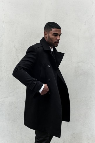 Come indossare e abbinare un soprabito nero per un uomo di 30 anni quando fa gelo: Prova a combinare un soprabito nero con pantaloni eleganti neri per una silhouette classica e raffinata