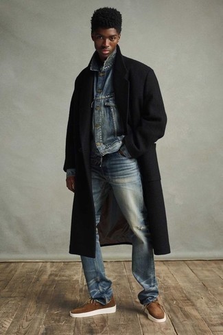 Come indossare e abbinare jeans blu scuro con una giacca di jeans blu scuro per un uomo di 20 anni in modo casual: Coniuga una giacca di jeans blu scuro con jeans blu scuro per un'atmosfera casual-cool. Chukka in pelle scamosciata marroni sono una validissima scelta per completare il look.