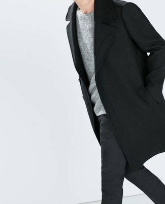 Look alla moda per uomo: Soprabito nero, Maglione girocollo grigio, Chino neri