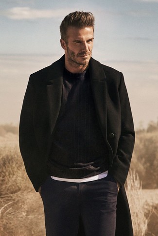 Come indossare e abbinare un maglione nero per un uomo di 40 anni in modo smart-casual: Potresti abbinare un maglione nero con pantaloni eleganti blu scuro come un vero gentiluomo.