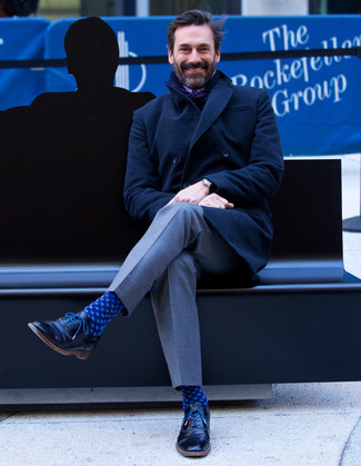 Come indossare e abbinare calzini blu scuro per un uomo di 40 anni: Un soprabito nero e calzini blu scuro trasmettono una sensazione di semplicità e spensieratezza. Sfodera il gusto per le calzature di lusso e scegli un paio di scarpe oxford in pelle nere come calzature.