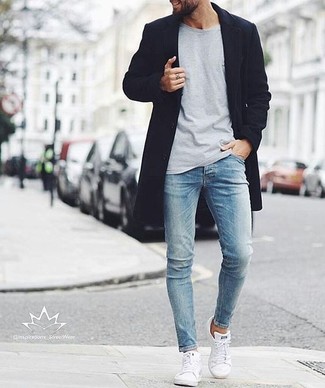 Come indossare e abbinare jeans azzurri quando fa caldo in modo smart-casual: Coniuga un soprabito nero con jeans azzurri per un look spensierato e alla moda. Non vuoi calcare troppo la mano con le scarpe? Prova con un paio di sneakers basse bianche per la giornata.