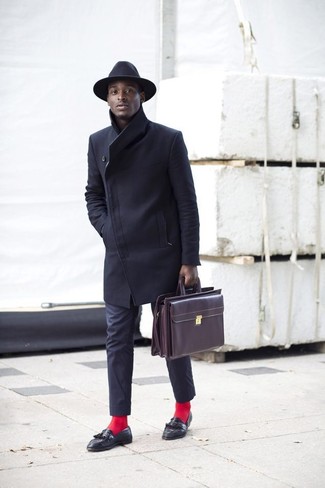 Look alla moda per uomo: Soprabito nero, Pantaloni eleganti neri, Mocassini con nappine in pelle neri, Borsalino di lana nero