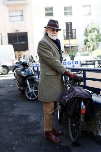 Moda uomo anni 60 quando fa freddo: Prova a combinare un soprabito grigio con pantaloni eleganti di velluto a coste marroni come un vero gentiluomo. Per distinguerti dagli altri, scegli un paio di scarpe derby in pelle bordeaux come calzature.