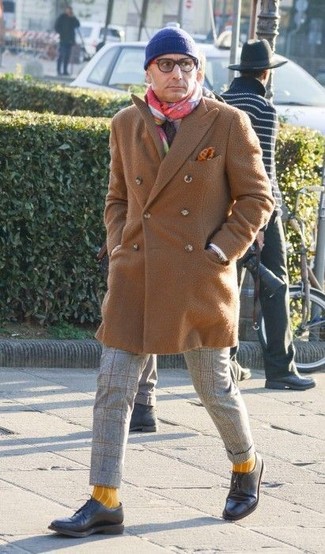 Moda uomo anni 40 quando fa freddo in modo formale: Potresti abbinare un soprabito marrone chiaro con pantaloni eleganti di lana a quadri grigi per un look elegante e di classe. Scarpe derby in pelle nere sono una buona scelta per completare il look.