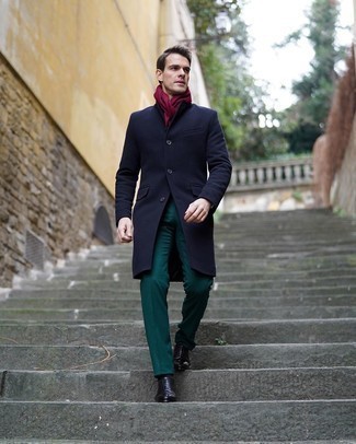 Come indossare e abbinare pantaloni eleganti con scarpe oxford: Scegli uno stile classico in un soprabito blu scuro e pantaloni eleganti. Scarpe oxford sono una valida scelta per completare il look.