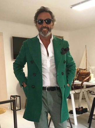 Come indossare e abbinare una cintura per un uomo di 50 anni quando fa caldo: Per un outfit della massima comodità, potresti indossare un soprabito verde e una cintura.