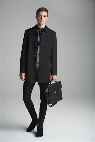 Quale jeans indossare con un polo nero per un uomo di 20 anni in modo smart-casual: Combina un polo nero con jeans per un look comfy-casual. Calza un paio di scarpe derby in pelle scamosciata nere per dare un tocco classico al completo.