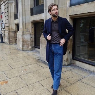 Quale soprabito indossare con chukka grigie per un uomo di 30 anni: Abbina un soprabito con jeans blu per un abbigliamento elegante ma casual. Opta per un paio di chukka grigie per avere un aspetto più rilassato.