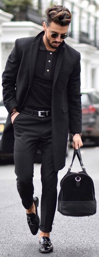 Quale pantaloni eleganti indossare con mocassini con nappine neri quando fa caldo: Sfoggia il tuo aspetto migliore con un soprabito nero e pantaloni eleganti. Aggiungi un tocco fantasioso indossando un paio di mocassini con nappine neri.
