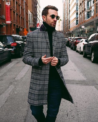 Come indossare e abbinare un soprabito nero per un uomo di 30 anni quando fa freddo in modo smart-casual: Abbina un soprabito nero con jeans blu scuro se preferisci uno stile ordinato e alla moda.