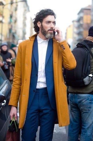 Come indossare e abbinare un soprabito giallo per un uomo di 40 anni in autunno 2024 in modo formale: Metti un soprabito giallo e un abito blu per un look elegante e di classe. Ecco una magnifica idea per creare uno splendido outfit autunnale.