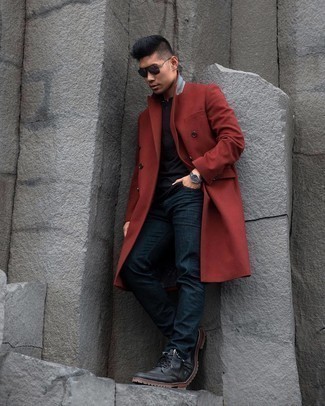 Quale jeans indossare con un soprabito rosso per un uomo di 30 anni quando fa gelo: Abbina un soprabito rosso con jeans per creare un look smart casual. Stivali casual in pelle neri sono una valida scelta per completare il look.