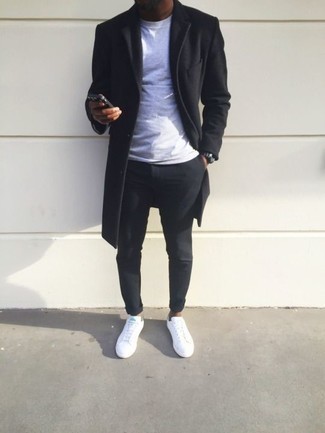 Quale sneakers basse indossare con un soprabito nero per un uomo di 20 anni: Opta per un soprabito nero e chino neri, perfetto per il lavoro. Per un look più rilassato, prova con un paio di sneakers basse.