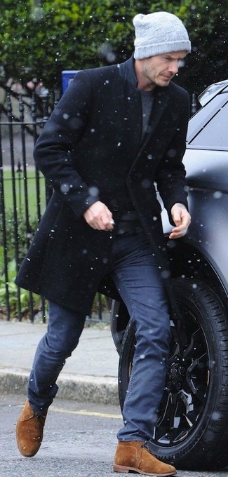 Look di David Beckham: Soprabito nero, T-shirt girocollo grigio scuro, Chino blu scuro, Chukka in pelle scamosciata terracotta