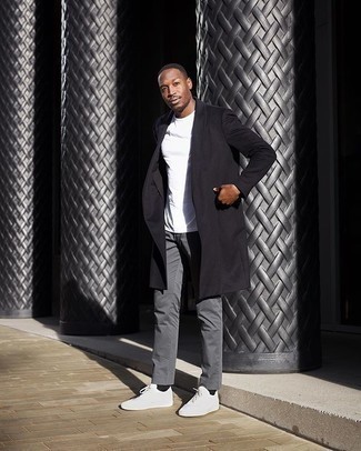 Look alla moda per uomo: Soprabito nero, T-shirt girocollo bianca, Chino grigi, Sneakers basse di tela bianche