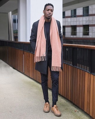Come indossare e abbinare una sciarpa rosa: Potresti indossare un soprabito grigio scuro e una sciarpa rosa per una sensazione di semplicità e spensieratezza. Sneakers basse in pelle marrone chiaro sono una valida scelta per completare il look.
