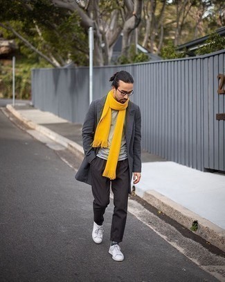 Come indossare e abbinare una sciarpa gialla in primavera 2024: Per un outfit della massima comodità, potresti indossare un soprabito grigio scuro e una sciarpa gialla. Perfeziona questo look con un paio di sneakers basse di tela bianche. Questo è l'outfit perfetto per la primavera.