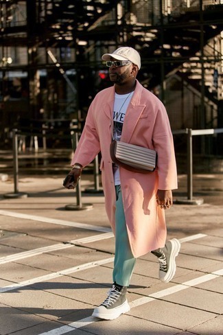 Come indossare e abbinare una borsa beige per un uomo di 30 anni quando fa freddo in modo casual: Scegli un soprabito rosa e una borsa beige per una sensazione di semplicità e spensieratezza. Completa questo look con un paio di sneakers alte di tela nere e bianche.