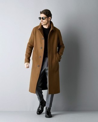 Look alla moda per uomo: Soprabito marrone, T-shirt girocollo nera, Chino grigi, Stivali chelsea in pelle neri
