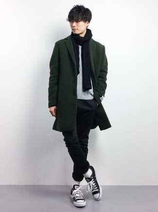 Come indossare e abbinare una sciarpa nera per un uomo di 20 anni quando fa gelo: Vestiti con un soprabito verde scuro e una sciarpa nera per un look comfy-casual. Perfeziona questo look con un paio di sneakers basse di tela nere e bianche.