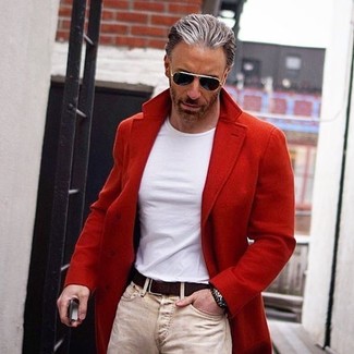 Come indossare e abbinare un soprabito rosso quando fa caldo in modo smart-casual: Punta su un soprabito rosso e jeans aderenti beige per affrontare con facilità la tua giornata.