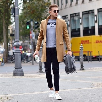 Quale jeans indossare con un soprabito beige in modo rilassato: Coniuga un soprabito beige con jeans per un outfit comodo ma studiato con cura. Per distinguerti dagli altri, indossa un paio di sneakers basse bianche.