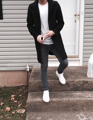 Come indossare e abbinare jeans grigio scuro con sneakers basse bianche per un uomo di 20 anni: Prova a combinare un soprabito nero con jeans grigio scuro per un look raffinato per il tempo libero. Scegli un paio di sneakers basse bianche come calzature per avere un aspetto più rilassato.