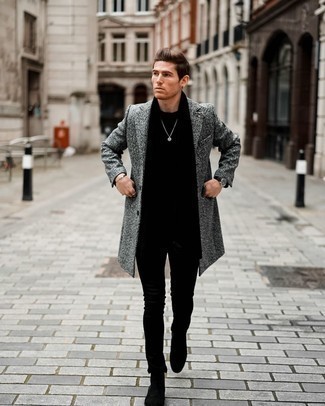 Come indossare e abbinare stivali neri per un uomo di 20 anni: Prova a combinare un soprabito grigio con jeans aderenti neri per un outfit comodo ma studiato con cura. Stivali neri sono una buona scelta per completare il look.