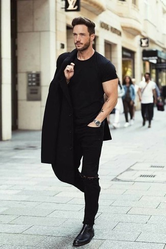 Come indossare e abbinare jeans strappati neri: Prova ad abbinare un soprabito nero con jeans strappati neri per un look semplice, da indossare ogni giorno. Scegli uno stile classico per le calzature e mettiti un paio di stivali chelsea in pelle neri.