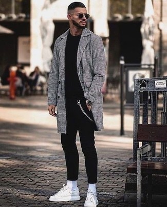 Come indossare e abbinare un soprabito grigio in modo casual: Scegli un soprabito grigio e jeans aderenti neri per un outfit comodo ma studiato con cura. Se non vuoi essere troppo formale, calza un paio di sneakers basse in pelle bianche.