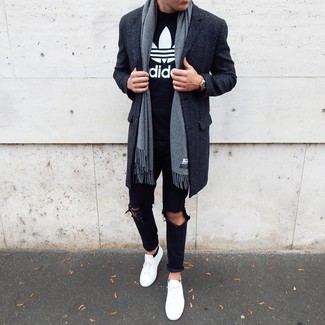 Come indossare e abbinare un soprabito grigio per un uomo di 20 anni: Scegli un soprabito grigio e jeans strappati neri per un look semplice, da indossare ogni giorno. Sneakers basse bianche sono una validissima scelta per completare il look.