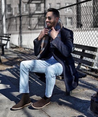 Quale jeans indossare con un soprabito blu per un uomo di 30 anni quando fa gelo in modo smart-casual: Abbina un soprabito blu con jeans, perfetto per il lavoro. Sfodera il gusto per le calzature di lusso e indossa un paio di stivali chelsea in pelle scamosciata marrone scuro.