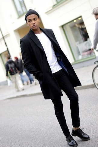 Quale scarpe derby indossare con un soprabito nero per un uomo di 17 anni in modo smart-casual: Abbina un soprabito nero con jeans neri per un look davvero alla moda. Opta per un paio di scarpe derby per un tocco virile.