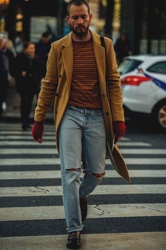 Come indossare e abbinare una t-shirt girocollo marrone: Prova a combinare una t-shirt girocollo marrone con jeans strappati azzurri per un'atmosfera casual-cool. Mocassini eleganti in pelle neri doneranno eleganza a un look altrimenti semplice.