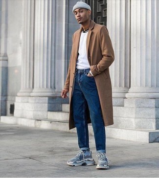 Come indossare e abbinare calzini azzurri per un uomo di 20 anni in modo casual: Metti un soprabito marrone chiaro e calzini azzurri per un'atmosfera casual-cool. Opta per un paio di scarpe sportive azzurre per avere un aspetto più rilassato.