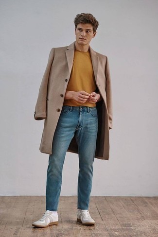 Quale jeans indossare con un soprabito marrone chiaro in modo smart-casual: Potresti abbinare un soprabito marrone chiaro con jeans per un look davvero alla moda. Per distinguerti dagli altri, scegli un paio di sneakers basse di tela bianche.