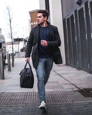 Come indossare e abbinare un borsone per un uomo di 20 anni in modo smart-casual: Opta per il comfort in un soprabito grigio scuro e un borsone. Rifinisci questo look con un paio di sneakers basse di tela bianche.