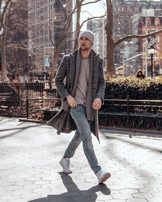 Come indossare e abbinare una sciarpa grigia per un uomo di 20 anni: Scegli un soprabito scozzese grigio scuro e una sciarpa grigia per un look comfy-casual. Sneakers alte di tela bianche sono una gradevolissima scelta per completare il look.