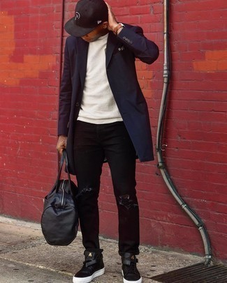 Moda uomo anni 20 quando fa freddo in modo rilassato: Per un outfit quotidiano pieno di carattere e personalità, metti un soprabito blu scuro e jeans strappati neri. Opta per un paio di sneakers alte in pelle nere per un tocco più rilassato.