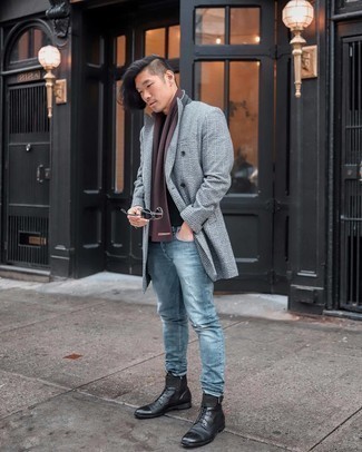 Come indossare e abbinare un cappotto scozzese grigio: Combina un cappotto scozzese grigio con jeans strappati blu per affrontare con facilità la tua giornata. Sfodera il gusto per le calzature di lusso e mettiti un paio di stivali casual in pelle neri.