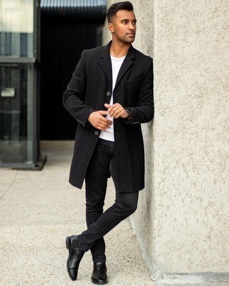 Quale soprabito indossare con stivali chelsea neri: Scegli un soprabito e jeans neri per essere elegante ma non troppo formale. Opta per un paio di stivali chelsea neri per un tocco virile.
