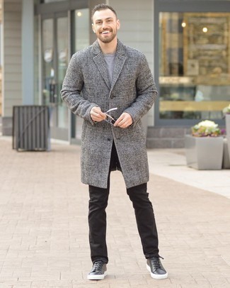 Come indossare e abbinare un cappotto scozzese: Abbina un cappotto scozzese con jeans neri per creare un look smart casual. Indossa un paio di sneakers basse in pelle nere per un tocco virile.